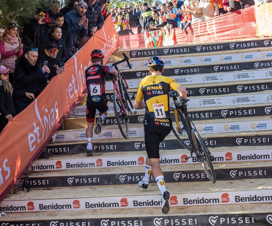 Van Aert jagt Eli Iserbyt die Treppe hoch.