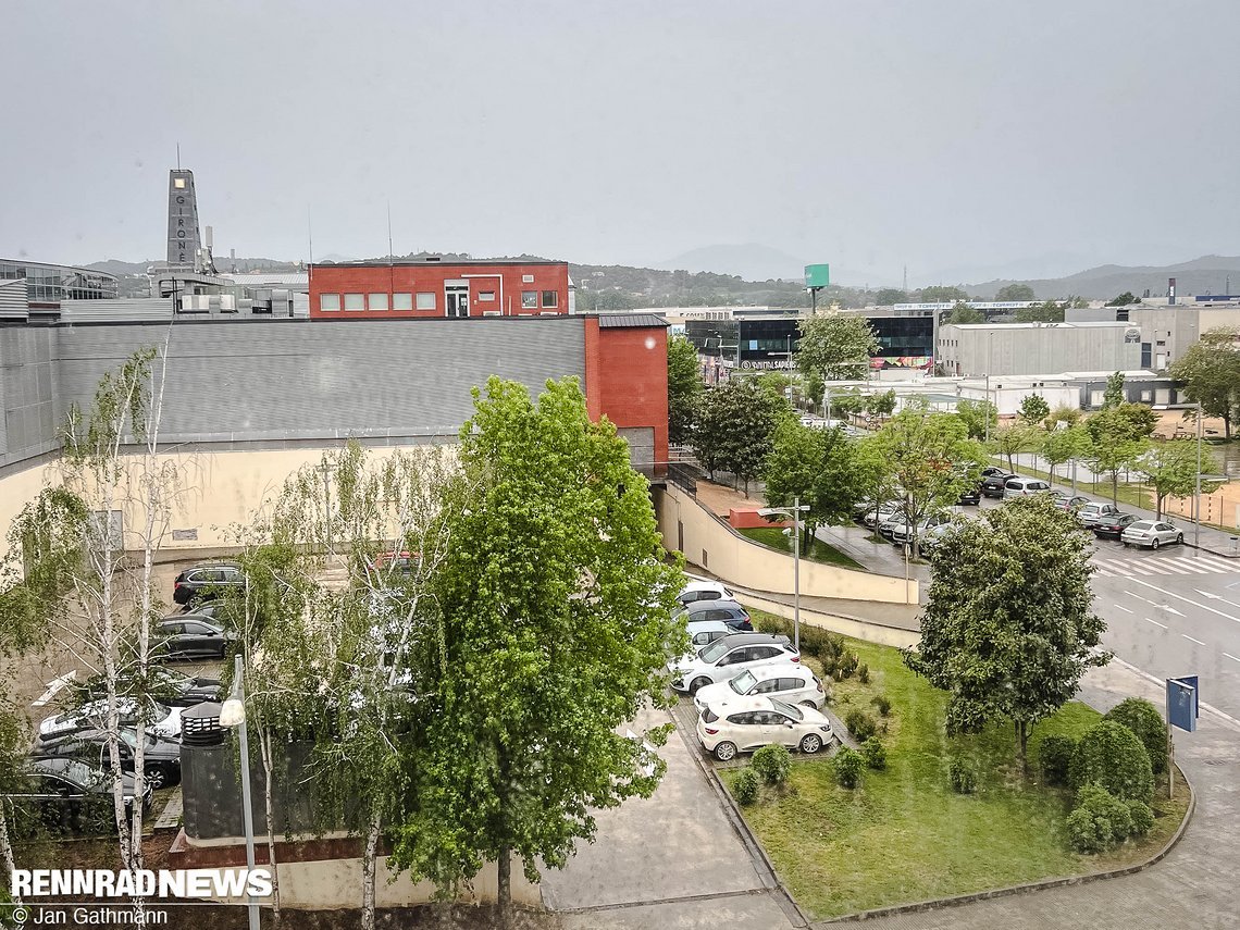Gironas Vorort Shopping Distrikt im Regen verheißt beim Blick aus dem Hotelfenster nichts Gutes. Es wird weiter regnen.