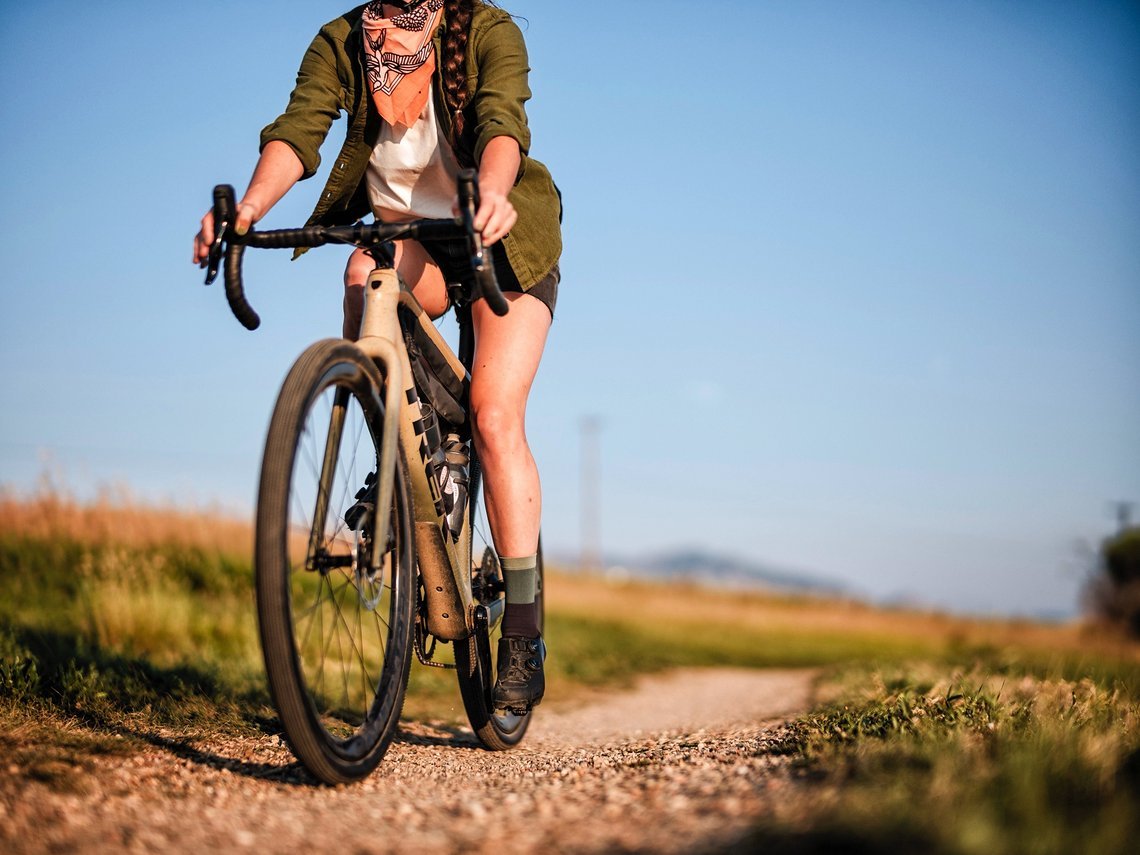 Ein längerer Reach und längere Kettenstreben sollen das Trek Checkpoint 2022 fahrsicher, aber agil im Gelände machen.