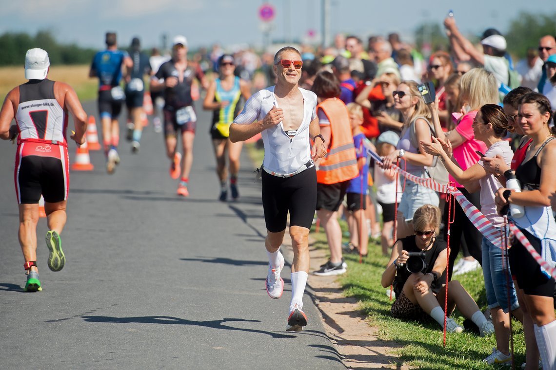 Ganz wichtig beim Triathlon: auch wenn es schon wehtut - immer lächeln wenn man angefeuert wird.