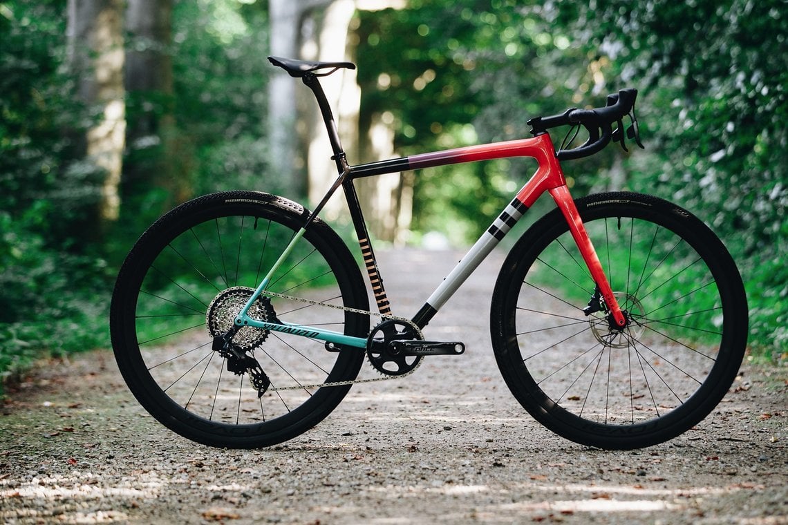 Das Crux Pro auf dem Niveau darunter hat den immer noch extra leichten Fact 10R-Rahmen mit 825 g