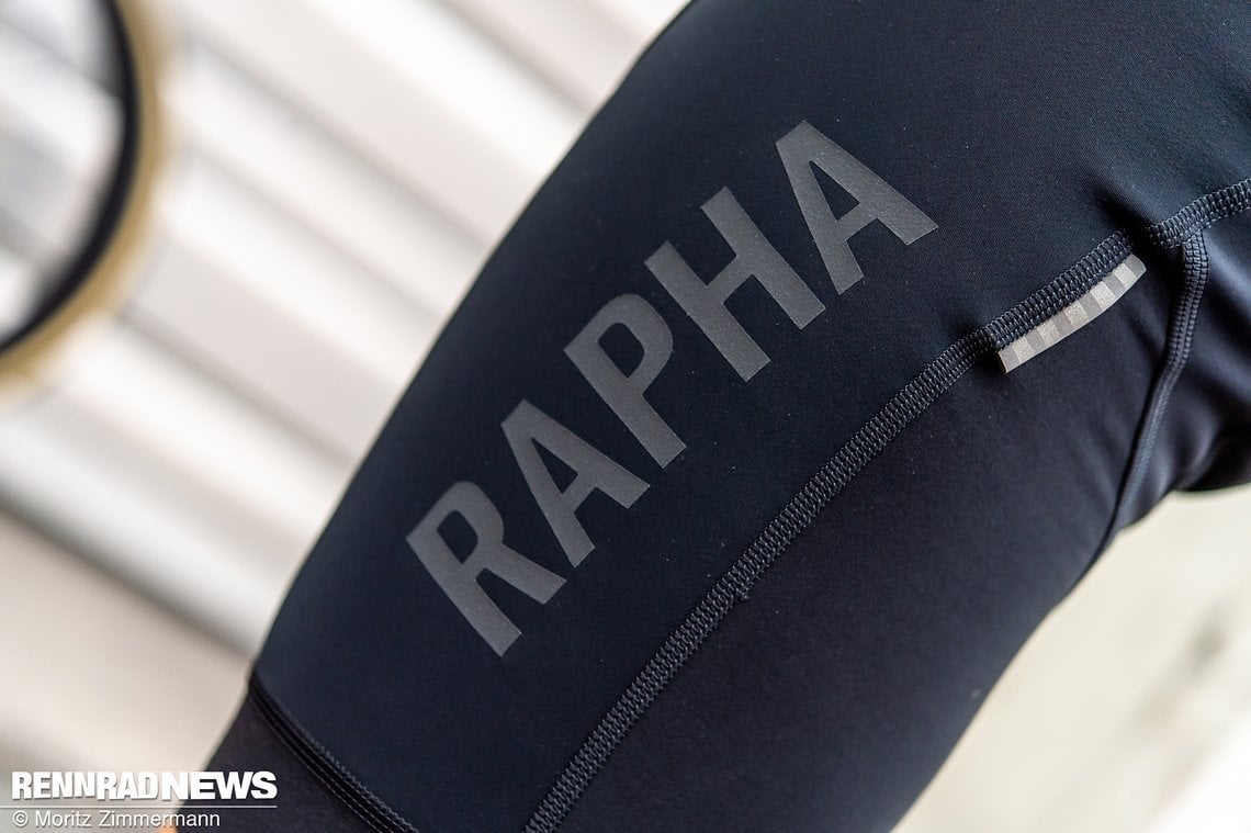 Der Rapha-Schriftzug ist mit reflektierendem Material ausgeführt