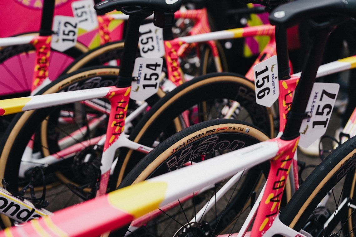 Farbenfrohe Lackierungen sind bei EF EDUCATION – EASYPOST schon Tradition.