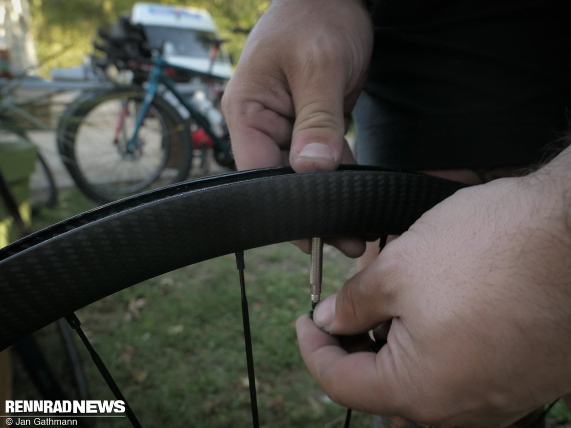 Zunächst wird das Tubeless-Ventil eingebaut.