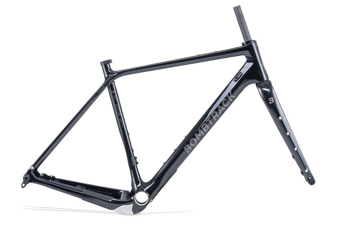 Das Komplettbike so wie auch das Frame Kit bekommt ihr in Metallic Black …