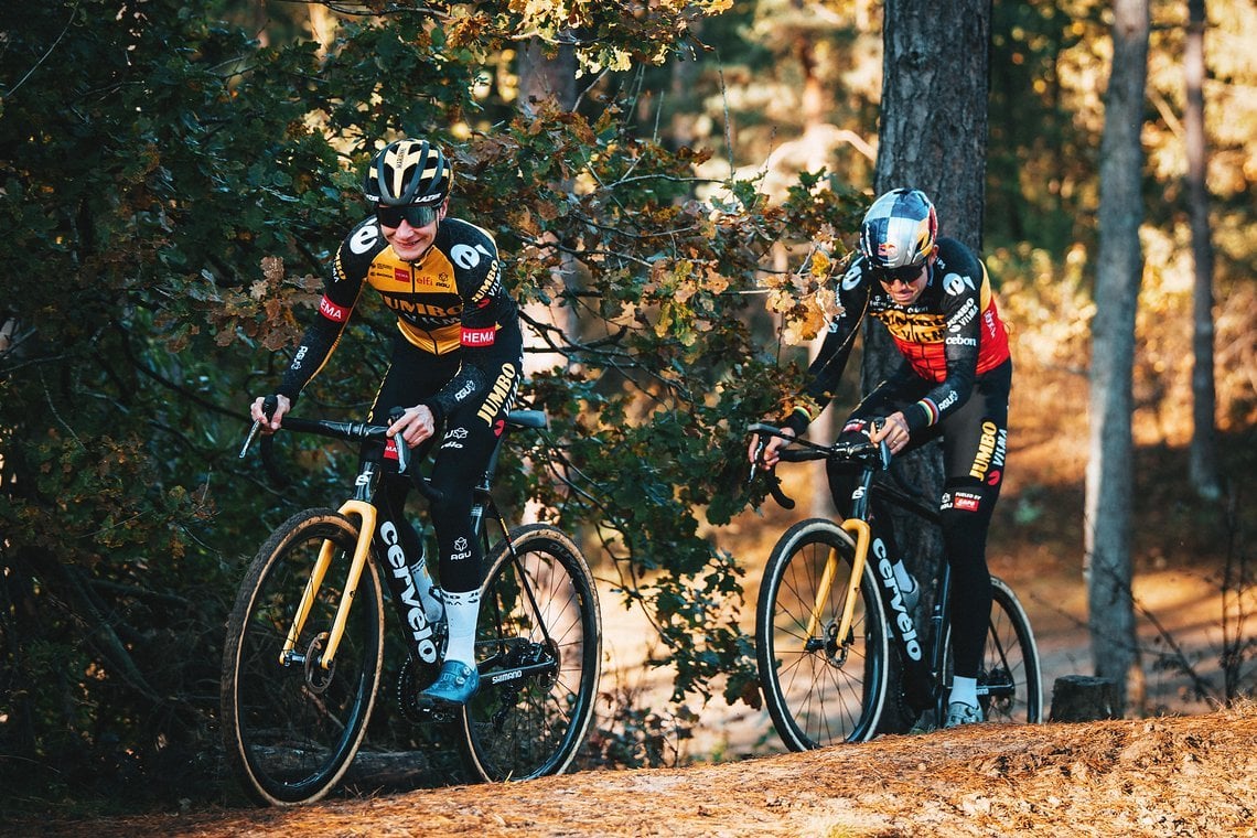 Marianne Vos (vorne) und Wout van Aert fahren das neue R5 CX bereits