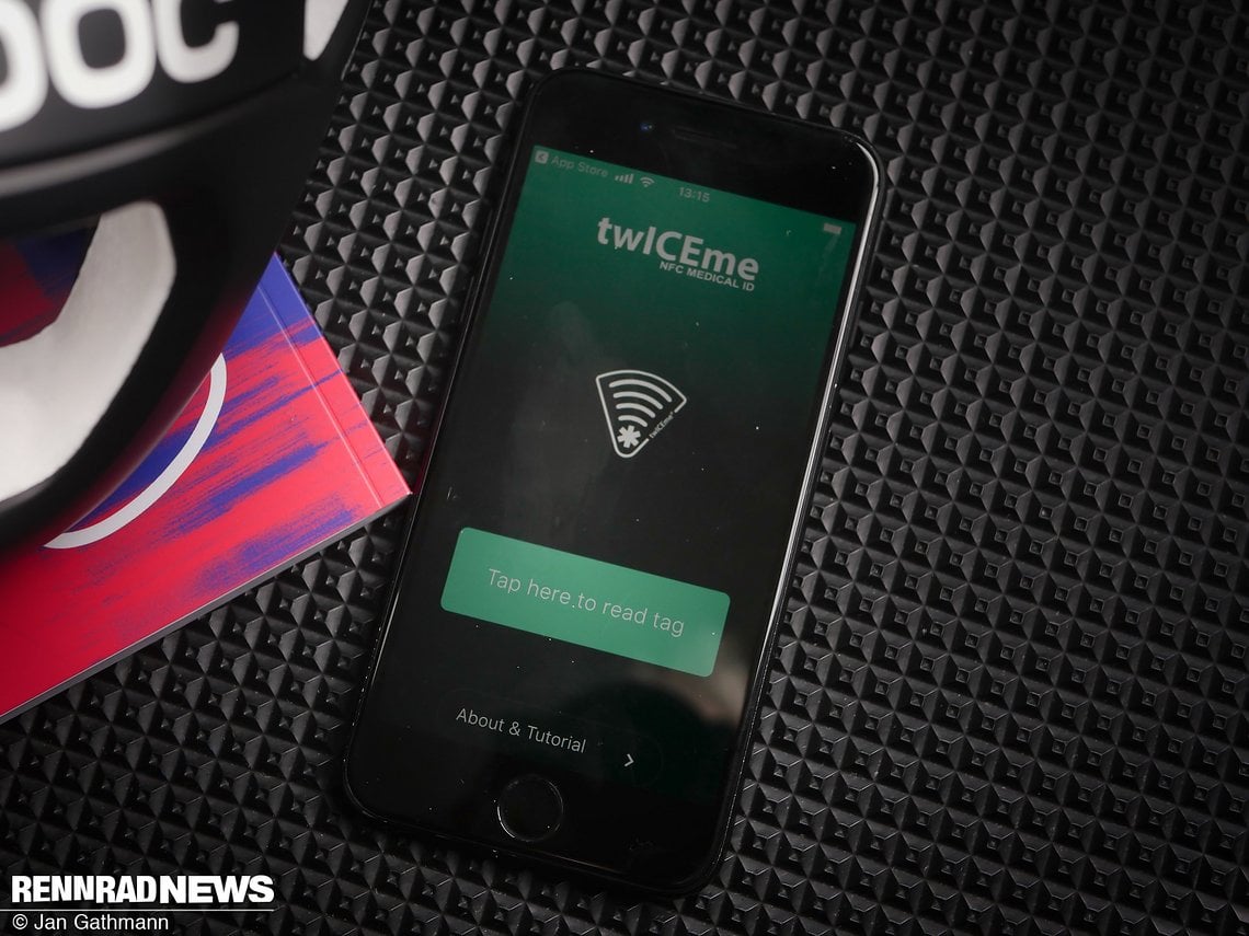 Wenn man mit dem NFC-Reader des Smartphones auf wenige cm an das Logo herankommt, können die Daten gelesen werden – Achtung: auch von anderen, Nicht-Rettungskräften