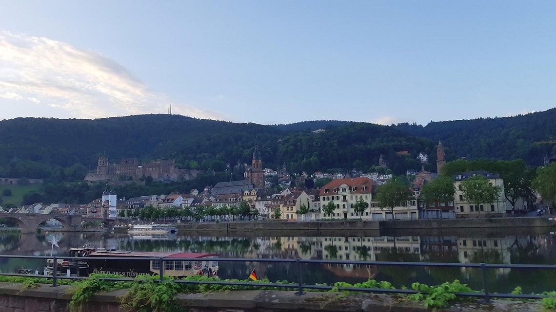 Frühmorgens beim Orbit Odenwald – der Blick auf das Schloss und zum Königstuhl.