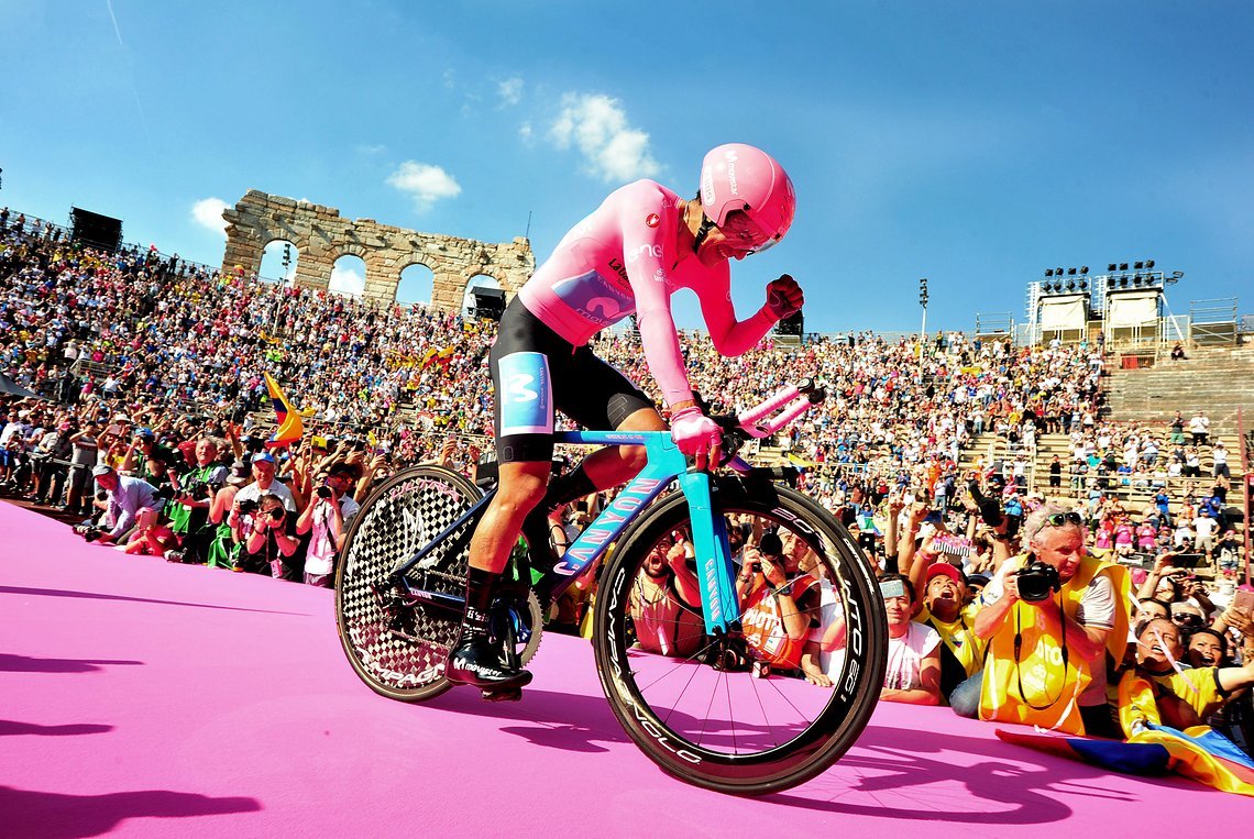 Richard Carapaz triumphierte in der Arena von Verona