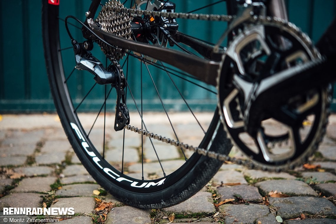 Das Shimano Ultegra Schalwerk mit Shadow Technik bleibt nah am Rahmen