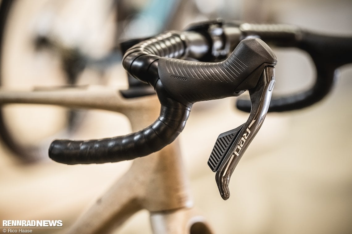 Die neue Schalthebel- Ergonomie der SRAM Red AXS gefiel uns im Test ausnehmend gut.