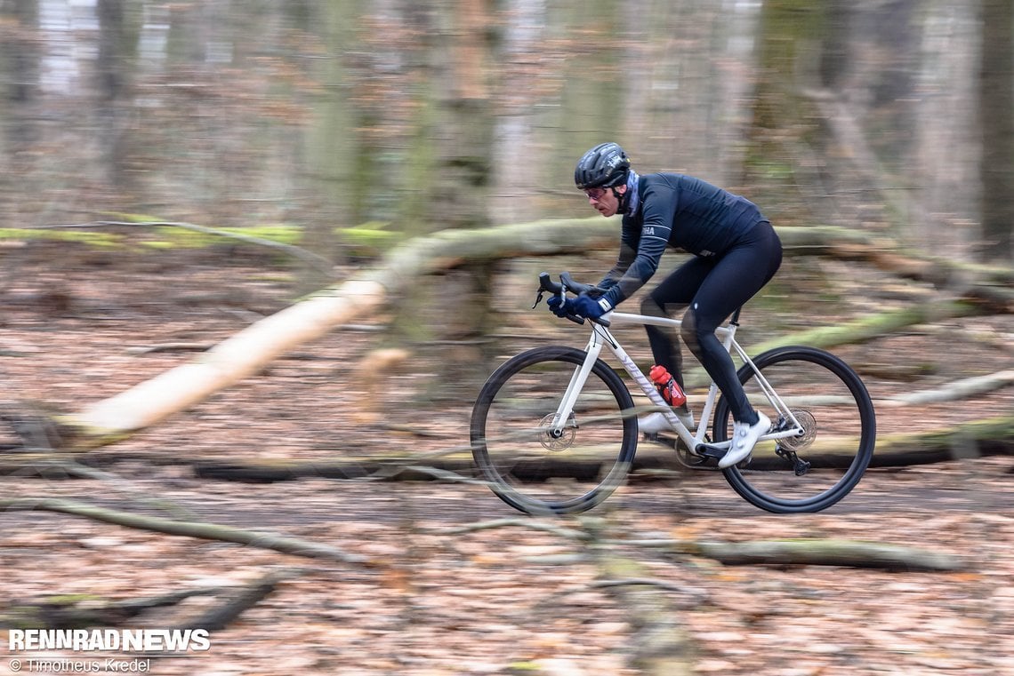 Die Sitzposition fällt sportlich aus