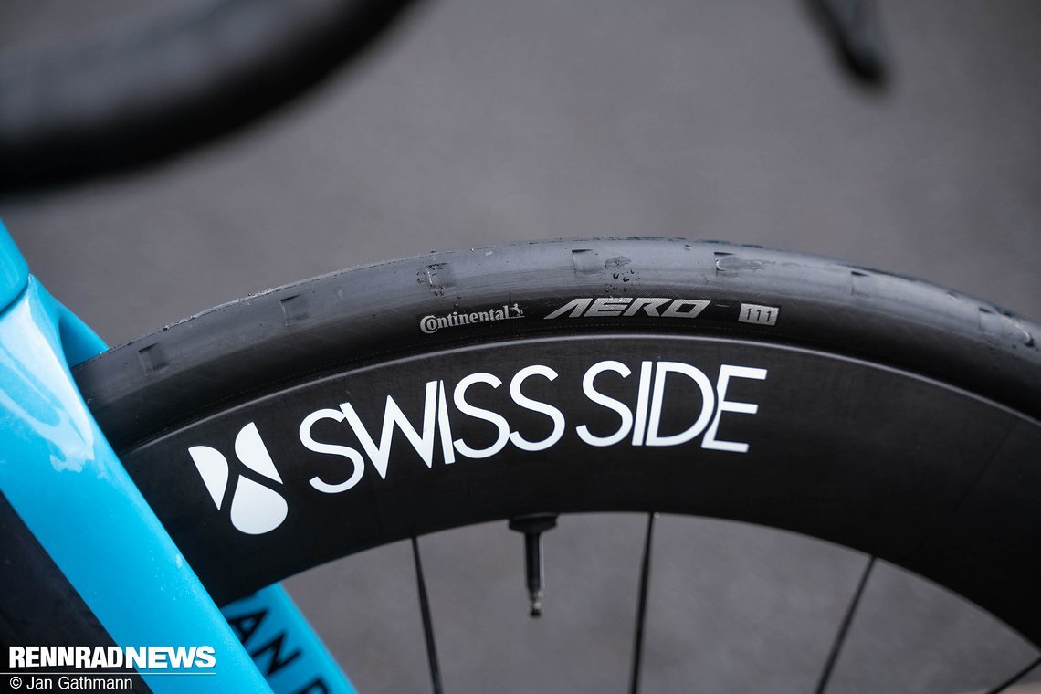Entsprechend setzt das Team vorne auf den Conti  Aero 111 Reifen in 29 mm,…