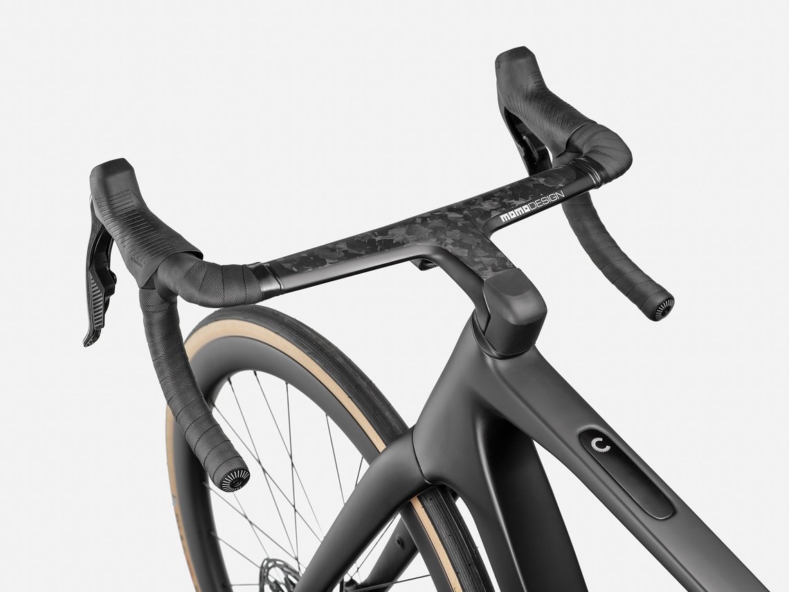 Das einteilige Cockpit sieht nicht nur schick aus, sondern verbessert auch die Aerodynamik