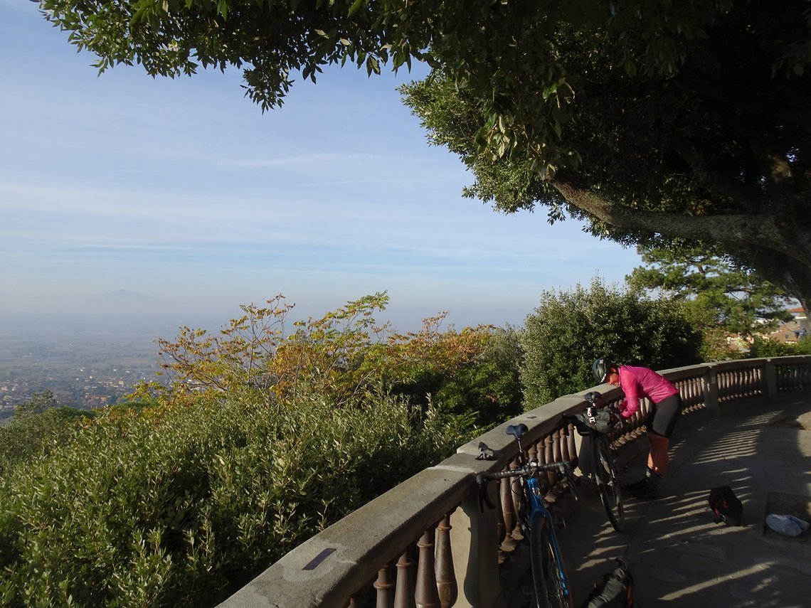 Reifen pumpen mit Panorama in Cortona.