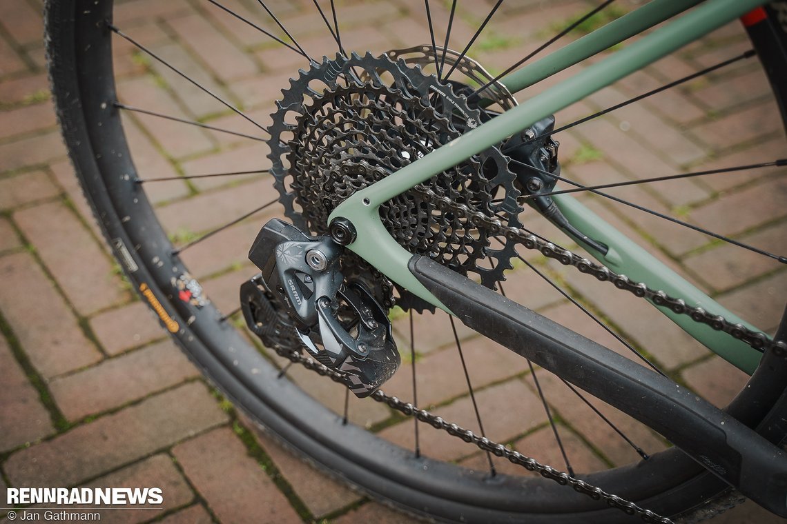 Hier stellt ein Mullet-Antrieb mit SRAM Eagle AXS-Funkschaltwerk eine breite Gangabstufung bereit.