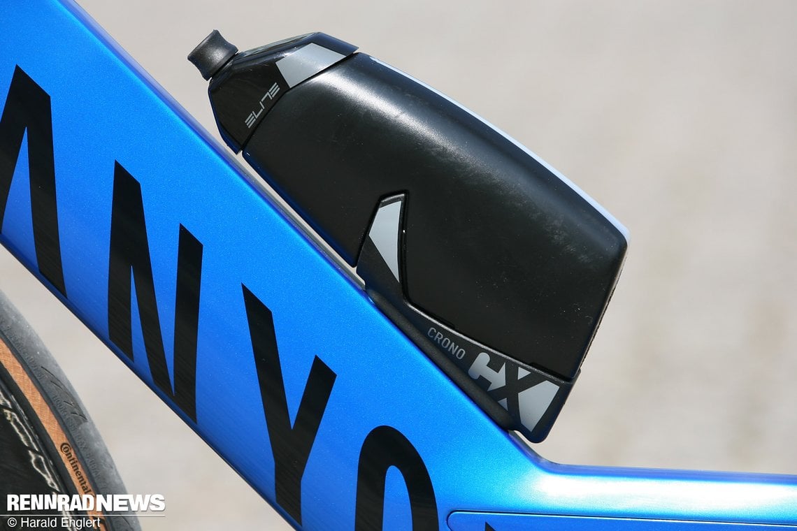 Die Elite Crono CX Aero-Trinkflasche passt gut zum Canyon Speedmax CFR