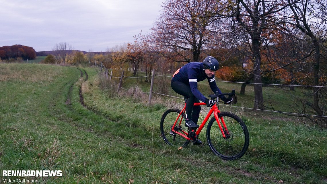 Die Sitzposition hat für ein Gravelbike einen sportlichen Einschlag