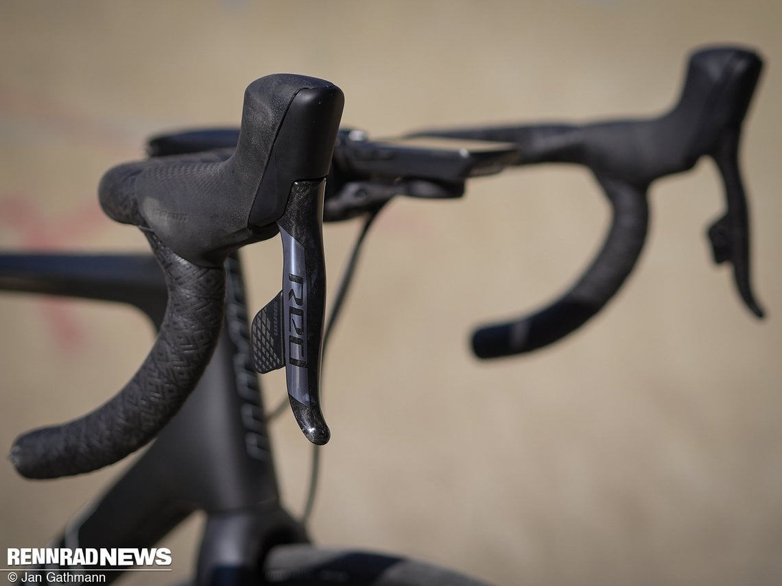 An den SRAM Red eTap AXS-Hebeln mit intuitiver Schaltlogik lassen sich Griffweite und Druckpunkt der Bremse separat einstellen