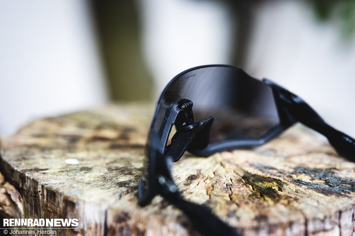 Mithilfe des Advancer-Nasensteg lässt sich die Neigung der Brille verstellen.