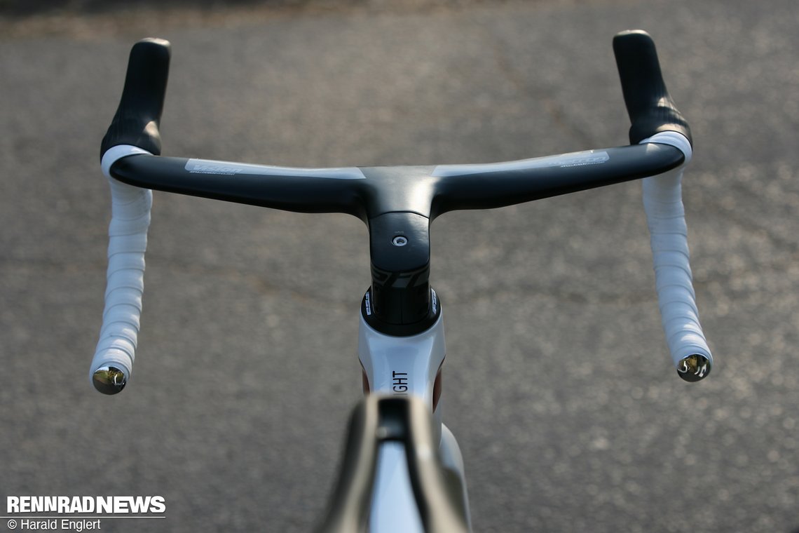 Der „Lenker“ des einteiligen Cockpits hat eine recht spezielle Form.