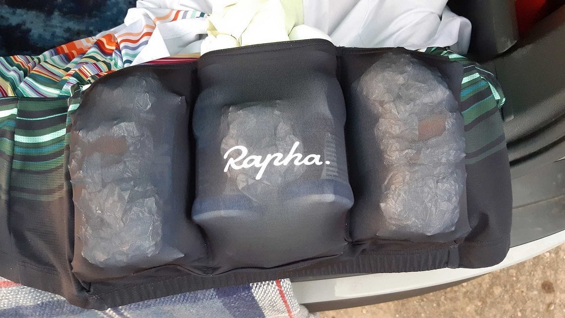 In sein Rapha Trikot passten 6 Fresubin Drinks sowie 6 Silberlinge für unterwegs.