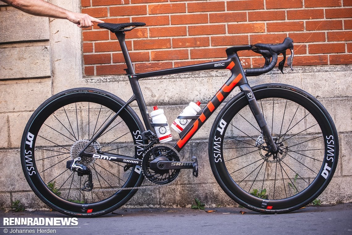 Die brandneue BMC Teammachine SLR 01 ist das Arbeitsgerät bei Tudor Cycling für viele Gelegenheiten.