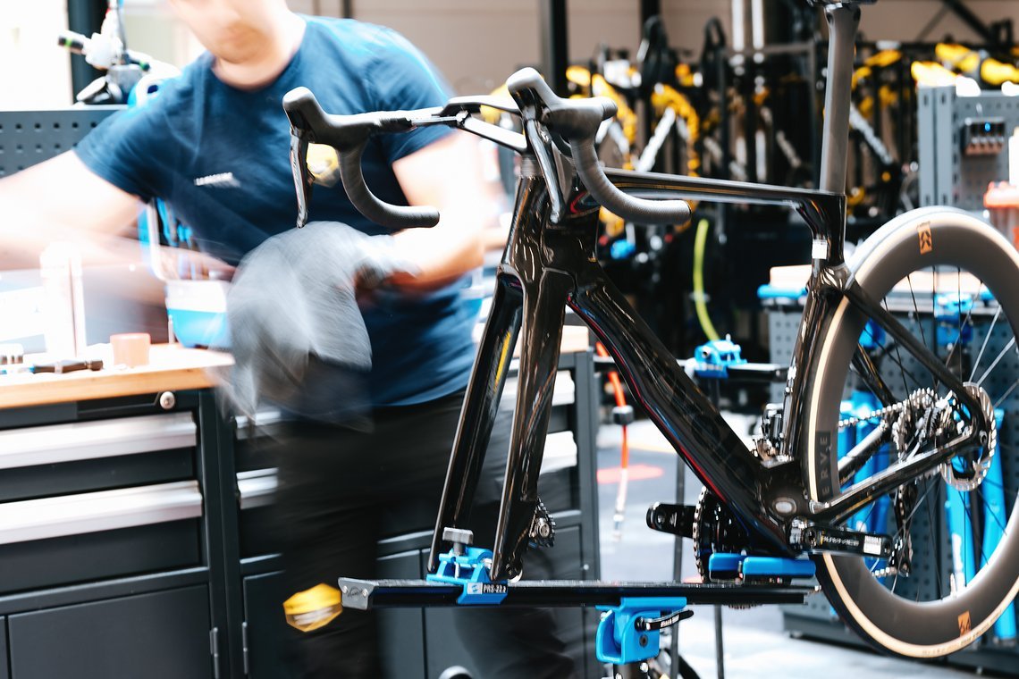 In der Wekstatt werden schon neue Teambikes aufgebaut.