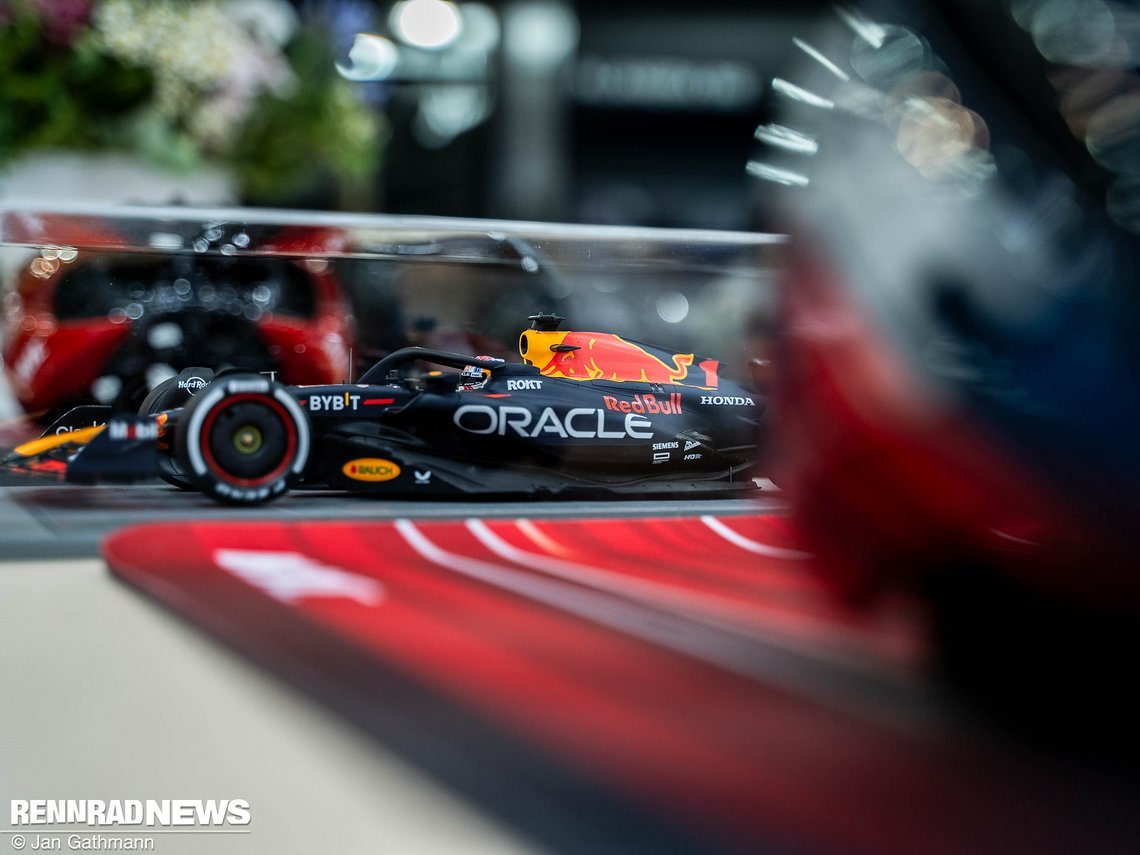 Der Helm zeigt die Teamfarben von Oracle Red Bull Racing.