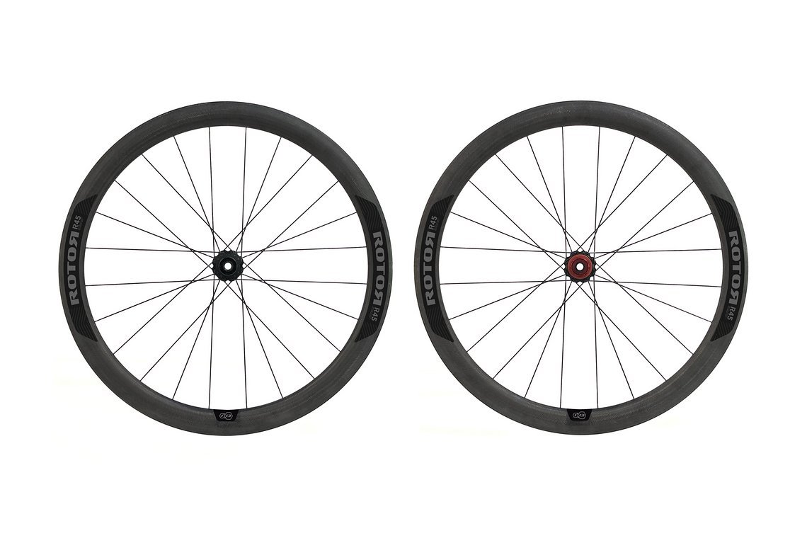 Rotor 1x13-kompatible Carbon-Laufräder, Gewicht: 1.476 g, 45 mm hohe Felge, 2:1 Einspeichung mit CX- Ray J-Bend und Centerlock