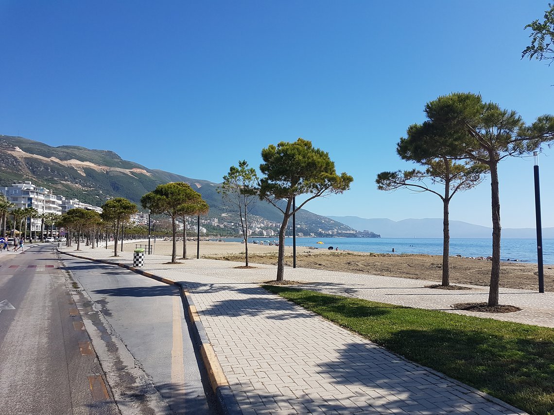 Strandpromenade in Vlora. Nur noch ein paar Kilometer bis zum Tagesziel Radhimë.