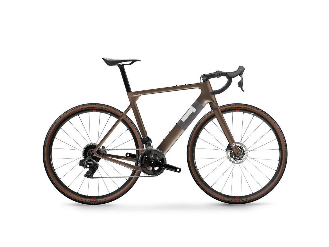 3T Exploro Team in Coffee fährt als einziges Gravel Bike vor und kommt mit Rival AXS 2x12 für 4.399 €