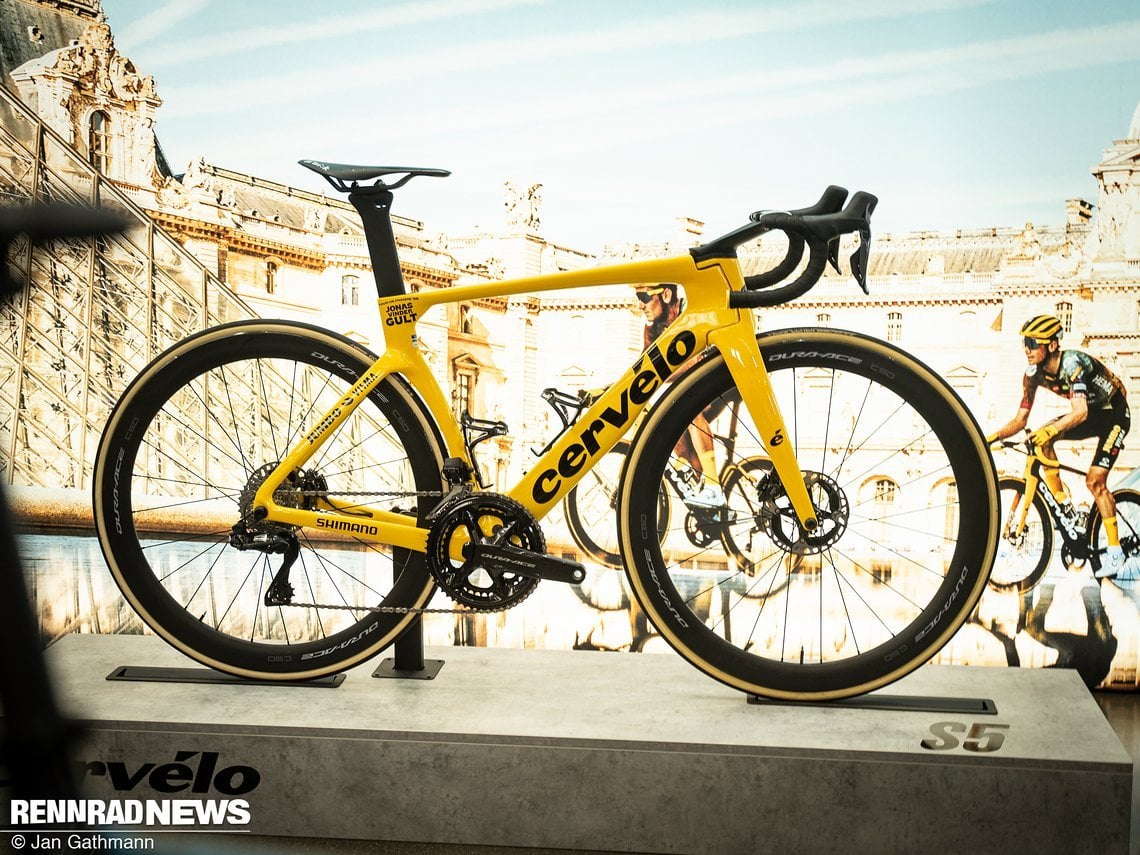 In der Halle war das Cervélo S5 von Wout van Aerts Teamkollegen Jonas Vingegaard zu bewundern – in gelber Sonderlackierung zum Tour de France-Sieg.