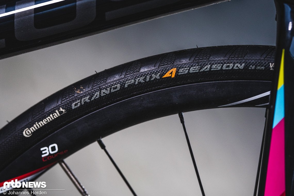 Die beliebten Conti Grand Prix 4Season drehen sich am Testrad auf Zipp 30 Course-Laufrädern (in der Serie Zipp 302 Carbon)