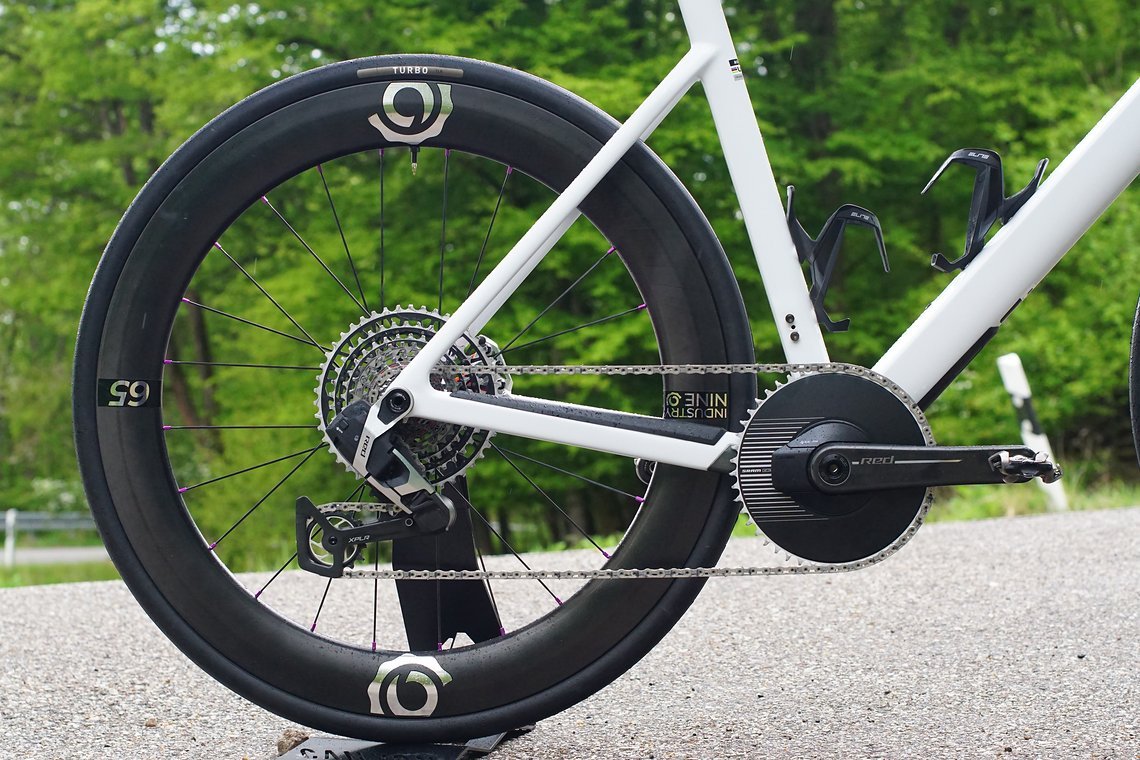 Die Übersetzung ist sicher die größte Schwäche des Gravelbikes auf der Straße.