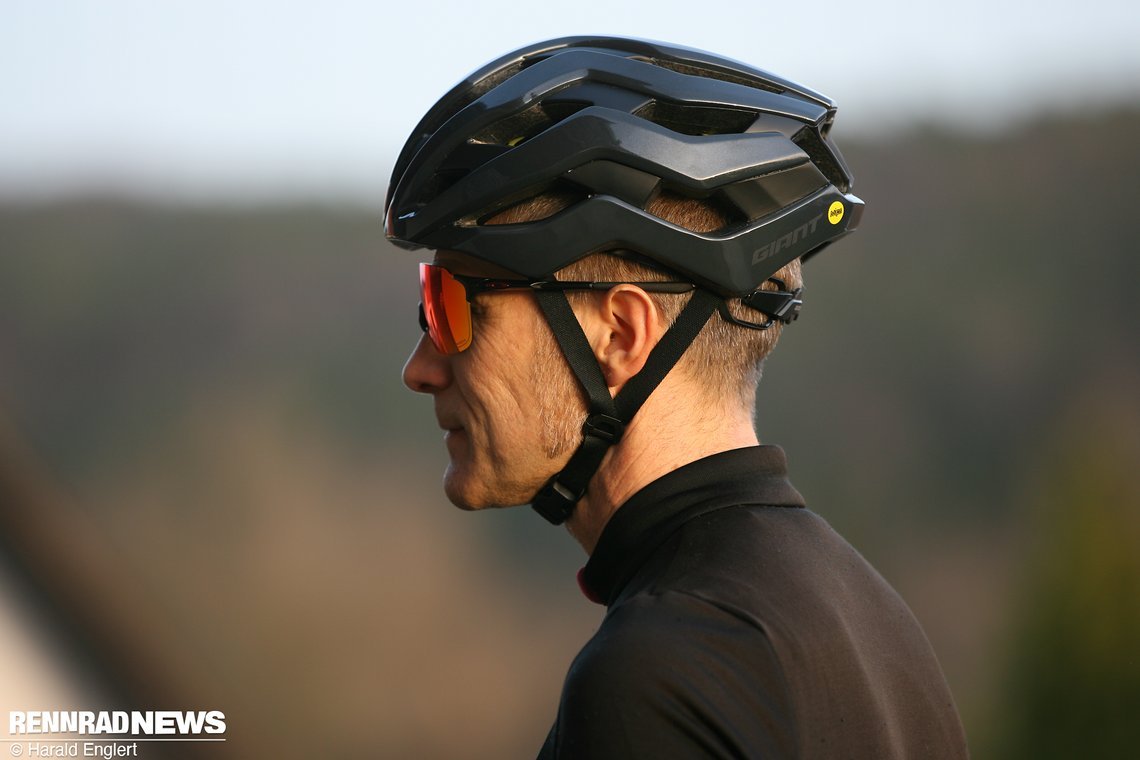 Die Schale lässt ausreichend Platz für die Bügel der Radbrille.