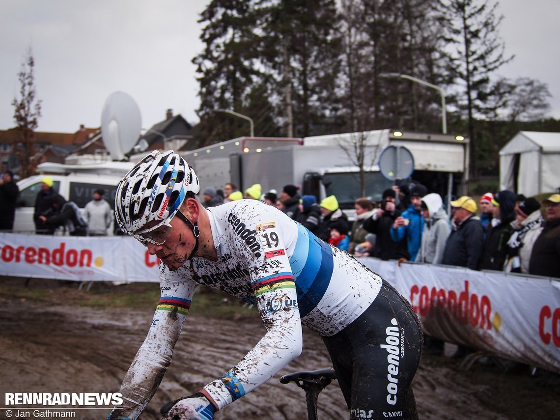 Ein entschlossener Mathieu van der Poel vor der Treppe