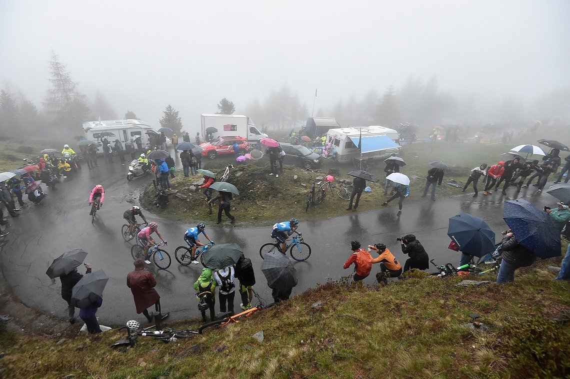 Die Bedingungen auf der 16. Etappe am Mortirolo sind episch