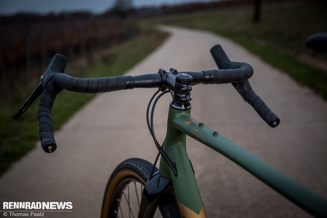 Der breite Ritchey Lenker ist für gute Kontrolle in Unterlenkerposition ausgelegt