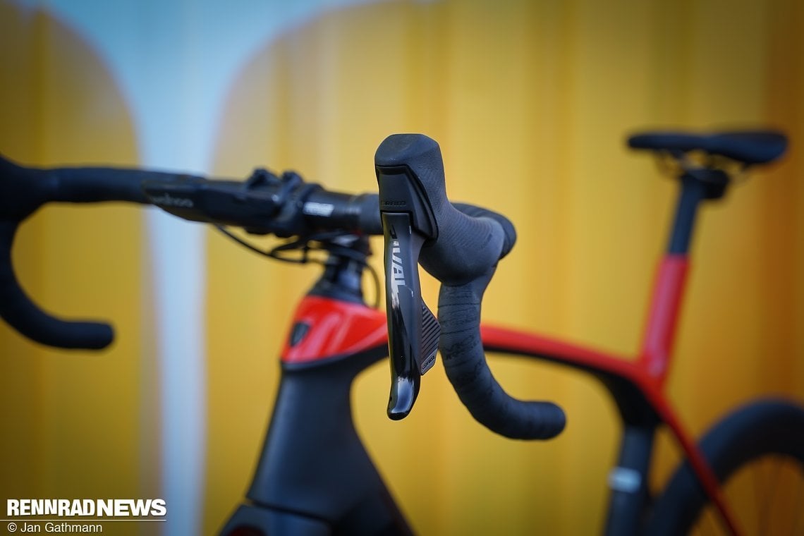 Die neuen SRAM Rival AXS Shifter sind dagegen nur minimal schwerer