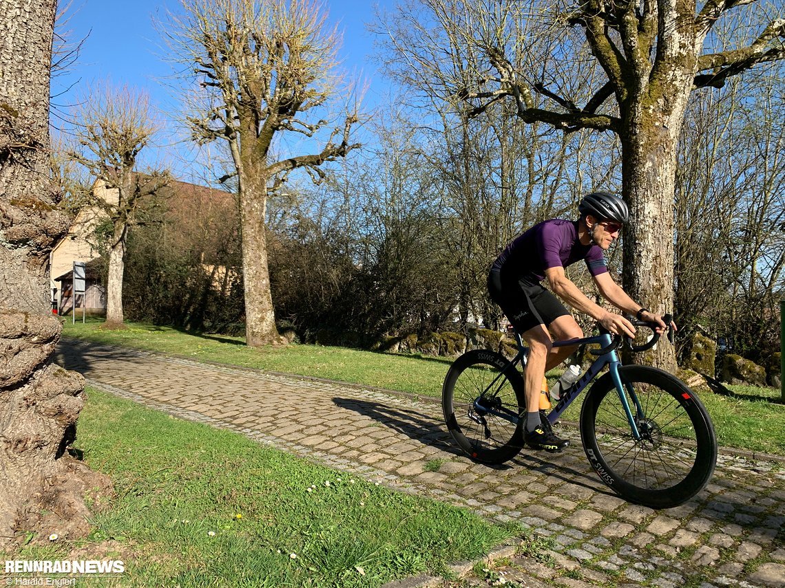 Das 60er Vorderrad reagiert deutlich empfindlicher auf Seitenwind, meistert jedoch auch grobes Geläuf ohne Probleme.