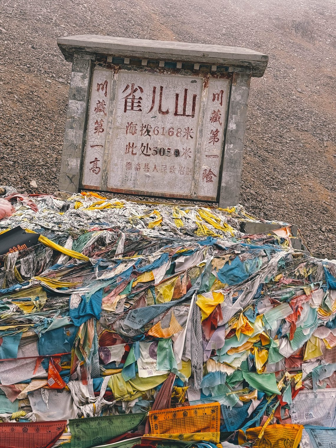 … auf der Höhe des Cho La Shan Passes, dem Highlight der Reise, auf 5.050 m.