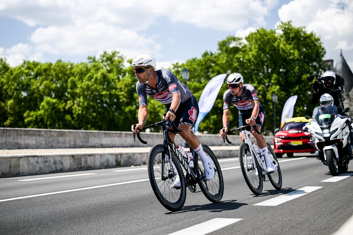 Für Jonas Rickaert wurde die neunte Etappe zur echten Härteprüfung - er fuhr zusammen mit MvdP 170 km lang in einer Zweier-Fluchtgruppe vor dem Feld her.