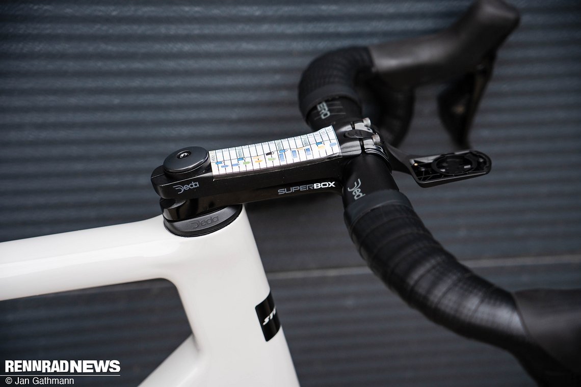 Auch Verstrynge nutzt einen flacheren Deda Superbox Vorbau, um so tief wie möglich zu kommen.