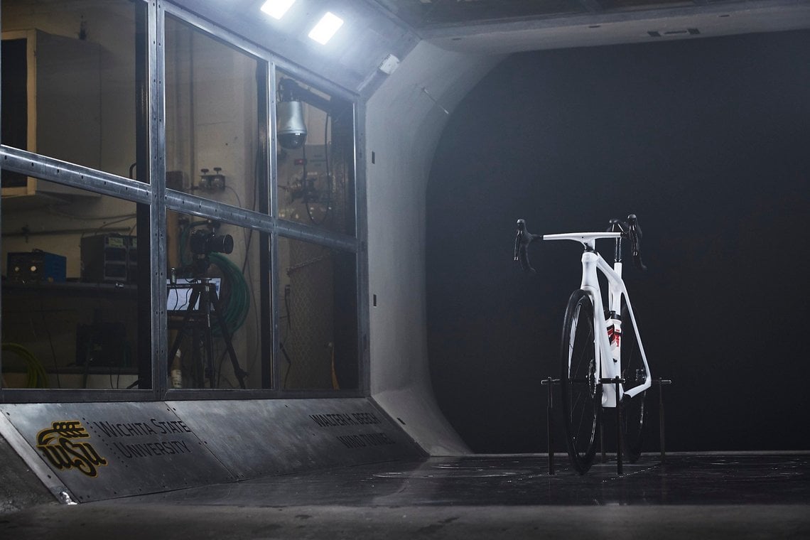 Das Émonda wurde unter anderem im Wichita Wind Tunnel  optimiert. Es hat einen geringeren Luftwiderstand als der Vorgänger aus allen Anströmwinkeln