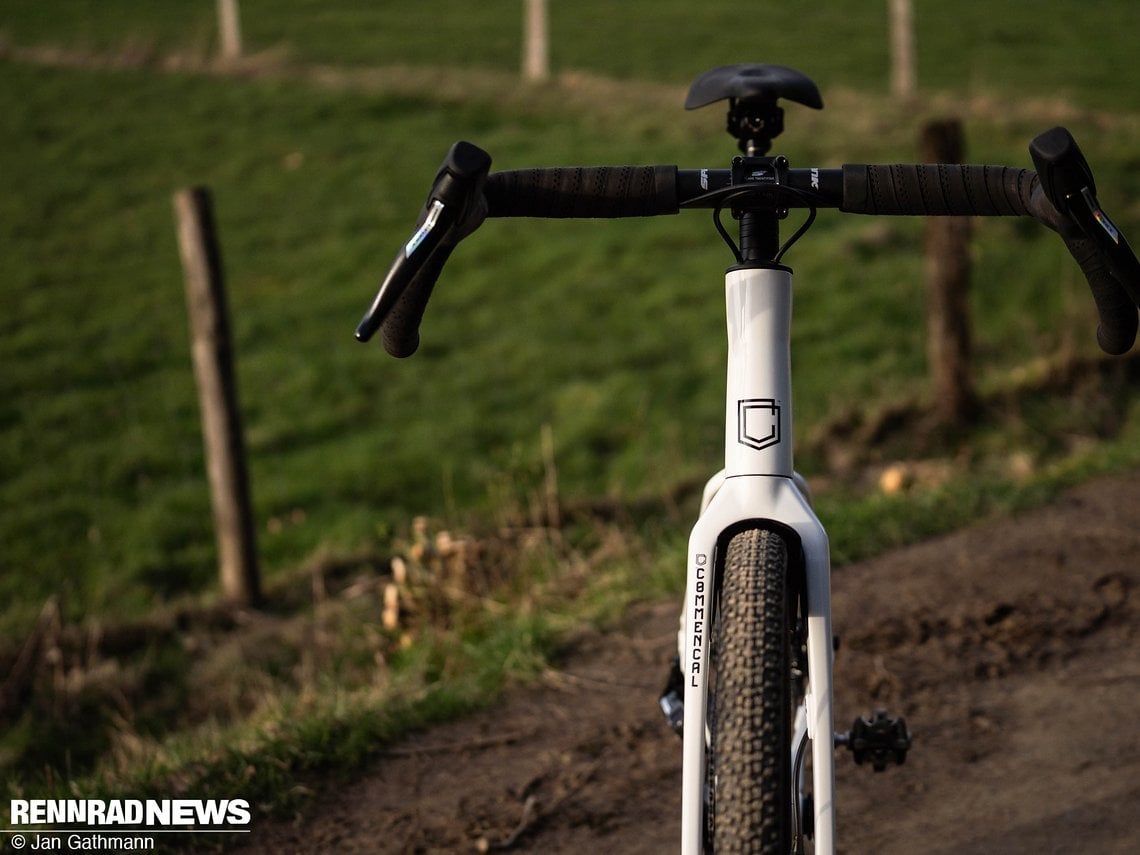 Die Sitzposition am breiten Cockpit ist aufrecht, wenn man genug Spacer unterfüttert und gewiss sportlicher als an ausgewiesenen Trail Gravel Bikes.