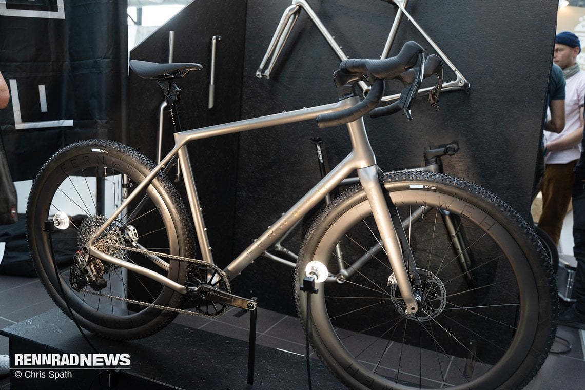 Das Gravel Bike von Fernweh aus München ist erkennbar für den Einsatz auf langen, schlechten Strecken gefertigt.