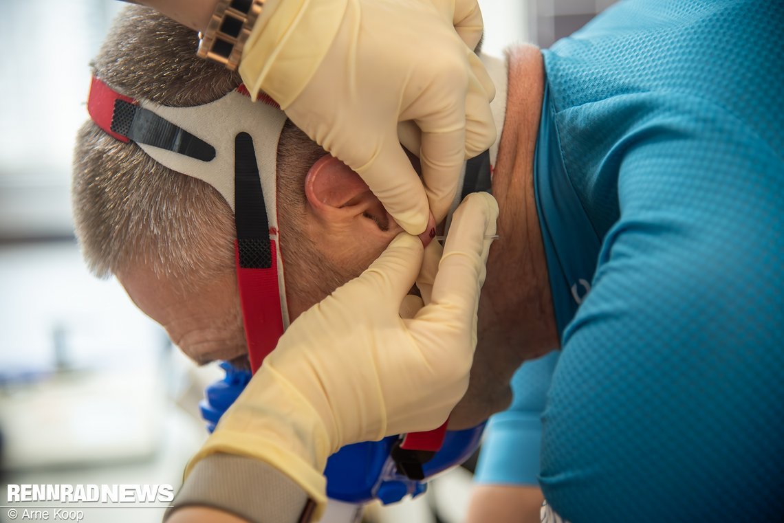 Für die Ermittlung der Laktatwerte wird am Ende jeder Stufe ein Tropfen Blut abgenommen