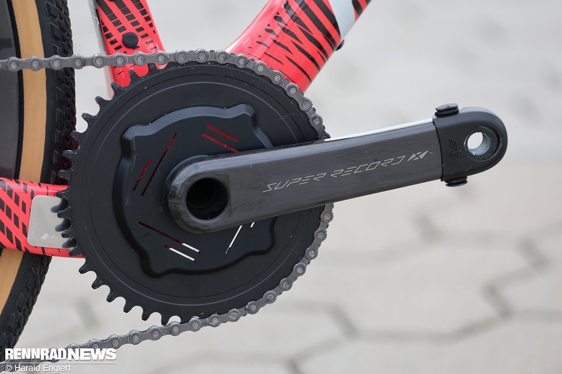 Carbon-Kurbel und Aero-Kettenblatt sehen sehr stimmig aus