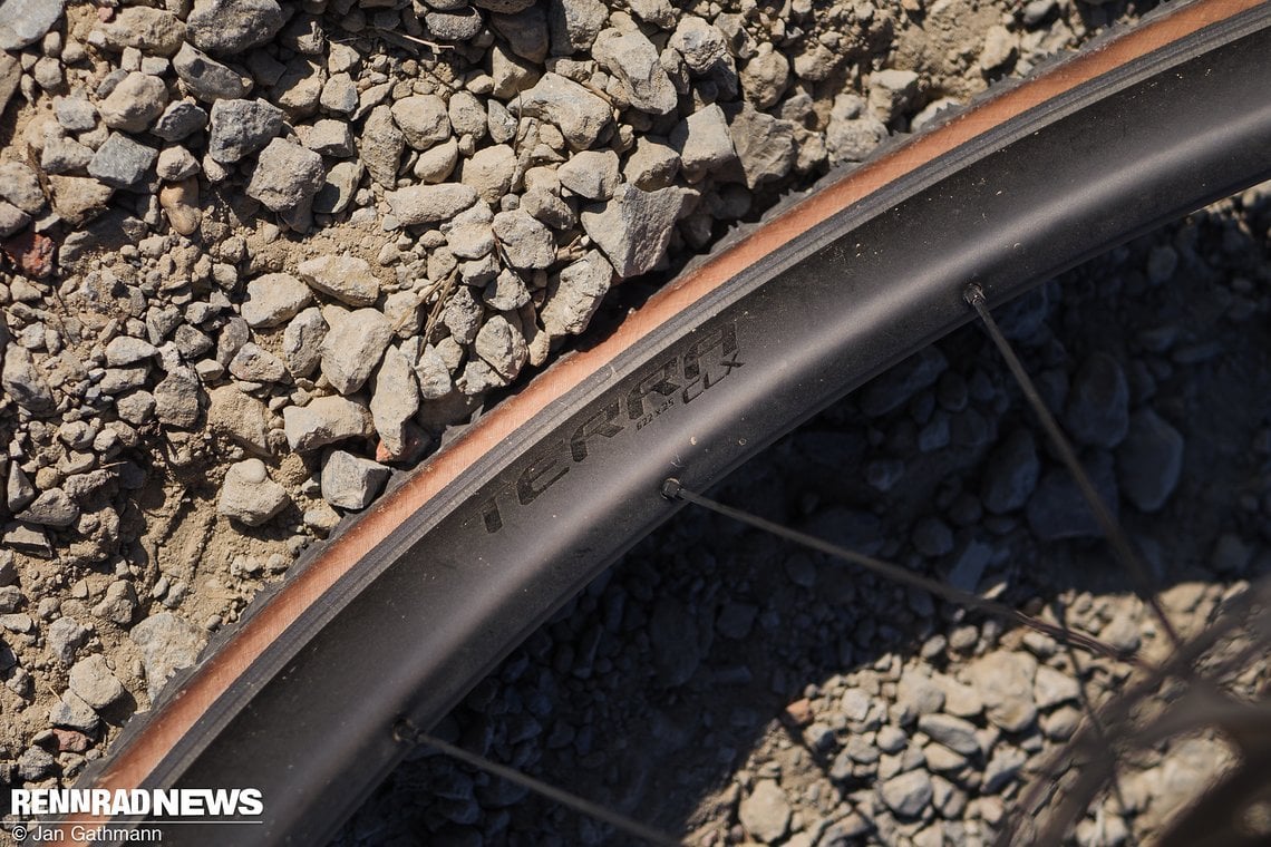 Die 1.300 g leichten Roval Terra CLX Carbon-Laufräder wären für viele Race Gravel Bikes ein Gewinn.